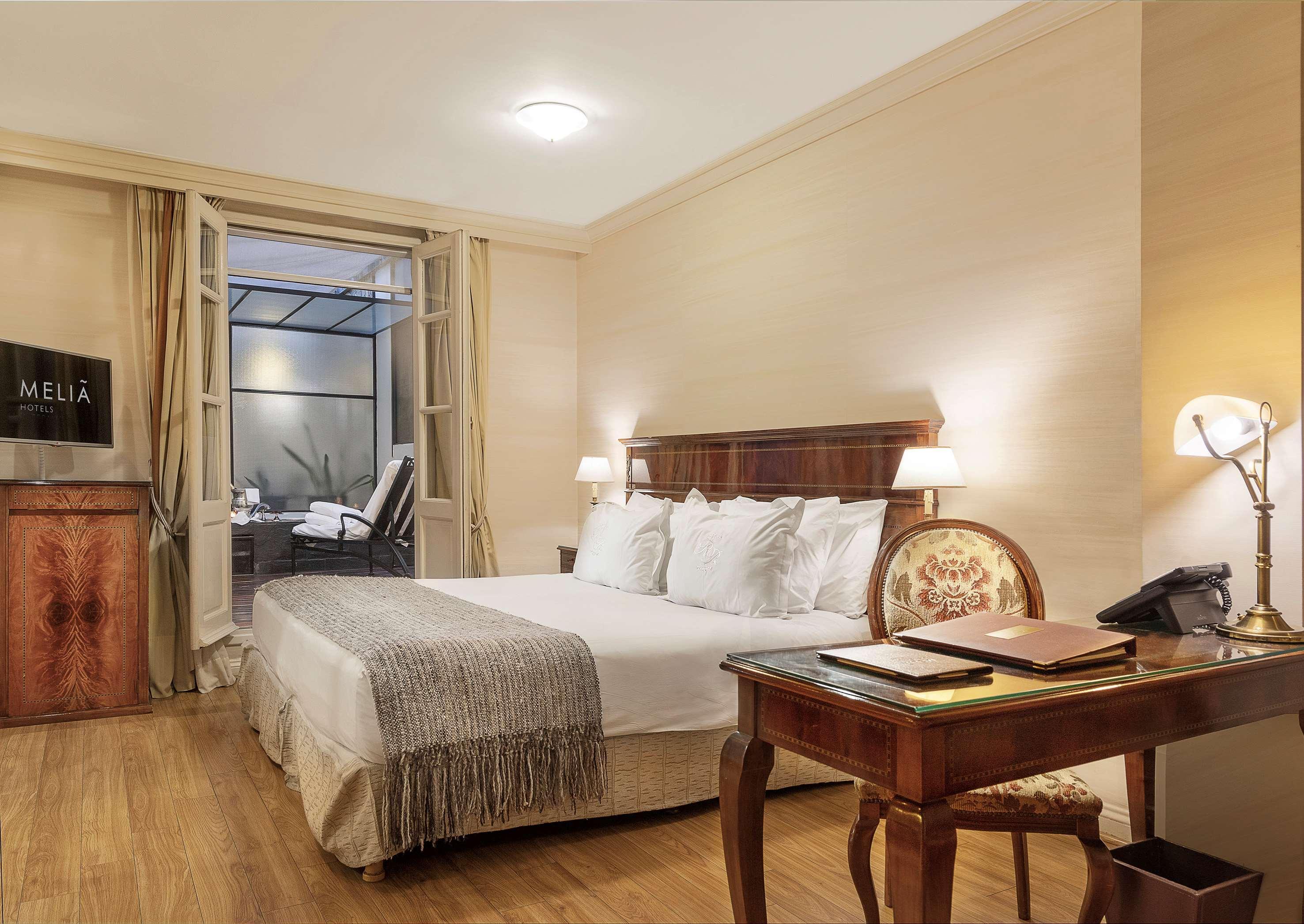 Melia Recoleta Plaza Hotel Buenos Aires Exterior foto A room at the hotel