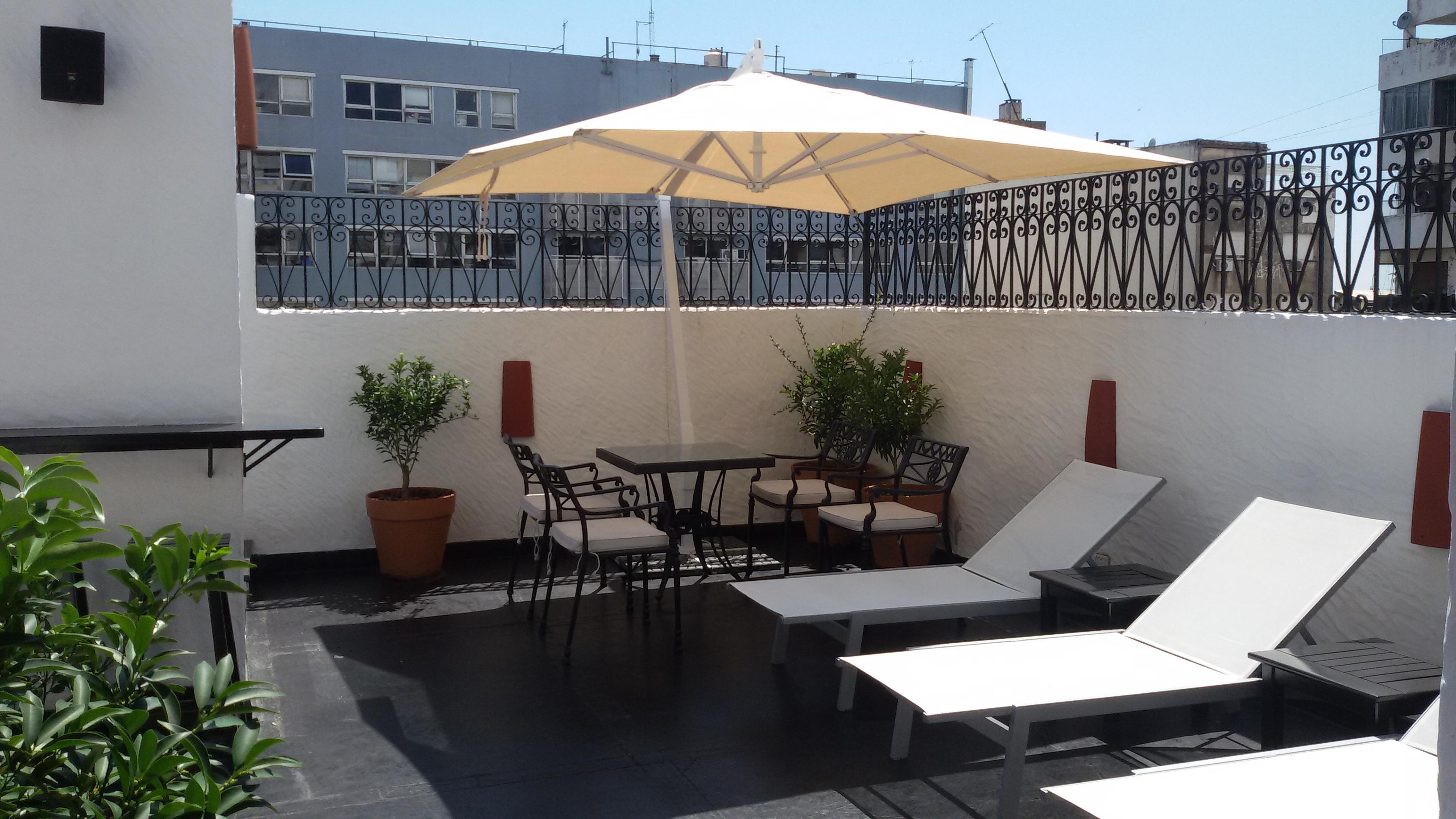Melia Recoleta Plaza Hotel Buenos Aires Exterior foto A typical rooftop in Madrid