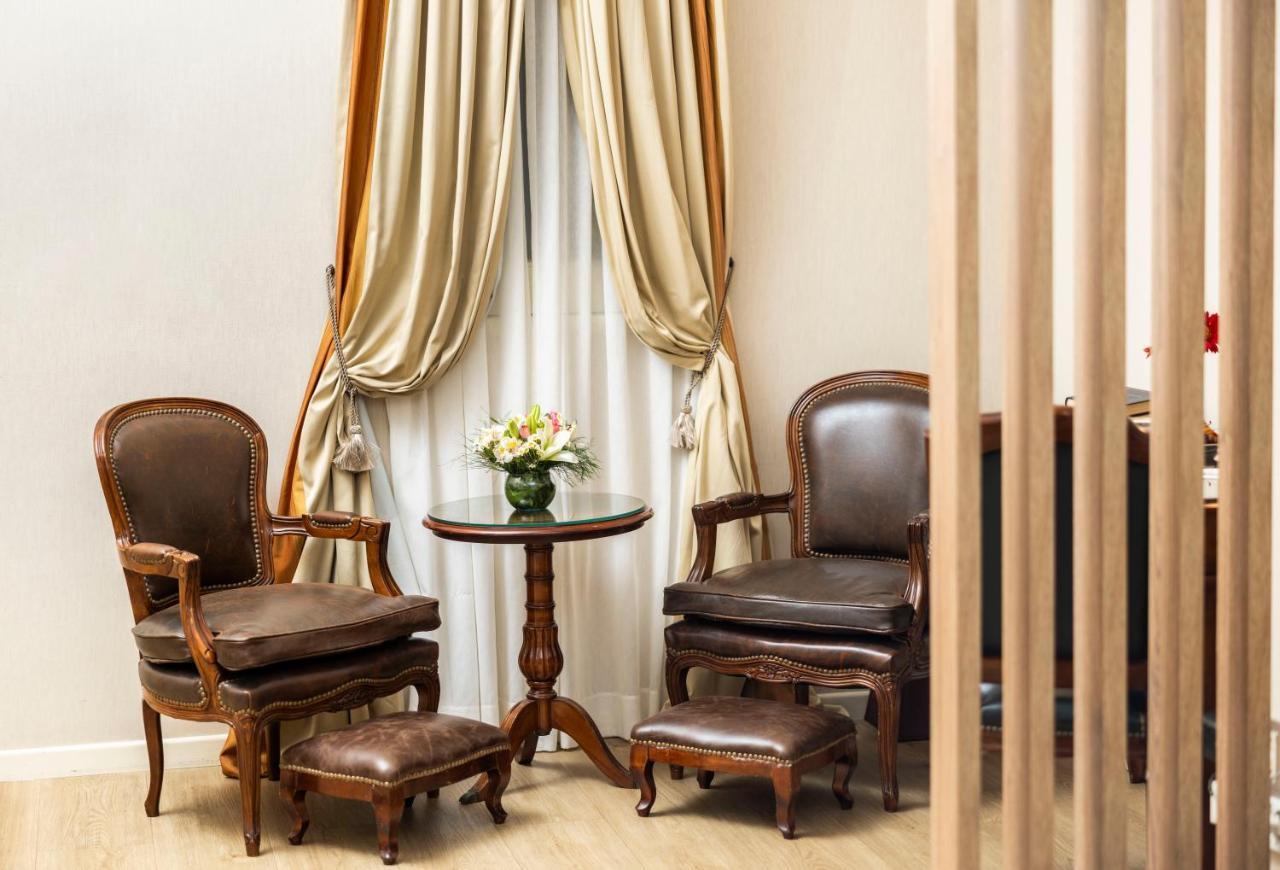 Melia Recoleta Plaza Hotel Buenos Aires Exterior foto A pair of armchairs